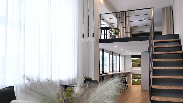 Buvusio siuvimo fabriko patalpose – stilingas loftas: kiekvienas centimetras pritaikytas šeimininkų poreikiams