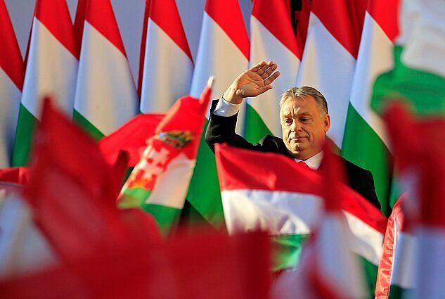 Proteste prieš Orbaną – tūkstančiai vengrų: reikalauja nedelsiant atsistatydinti