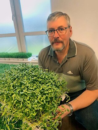 Raimondas Grajauskas su saulegrazu daigais