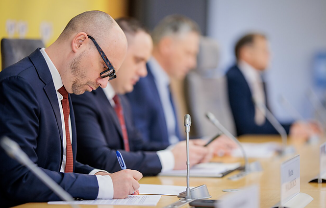 Seimo komisija tikina išsiaiškinusi „šokiruojančią aplinkybę“: Nausėdos aplinkoje – dešimtys su režimu susijusių žmonių