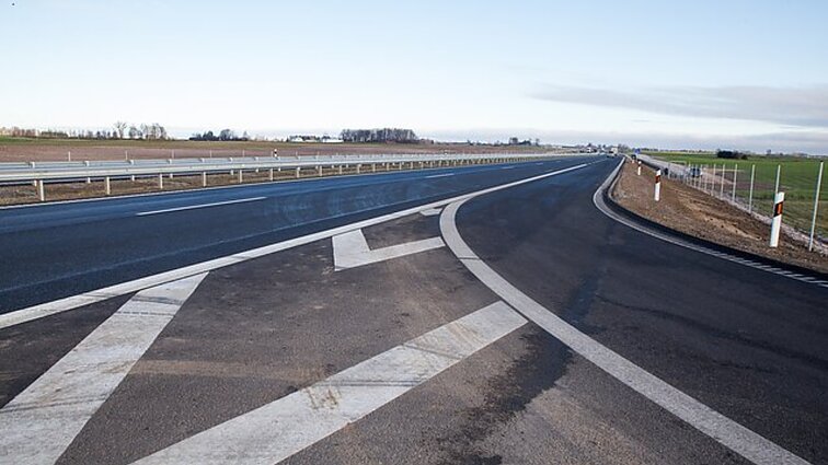 Neišvengiamas automobilių priešas – bitumas: kuo jis pavojingas transporto priemonėms?