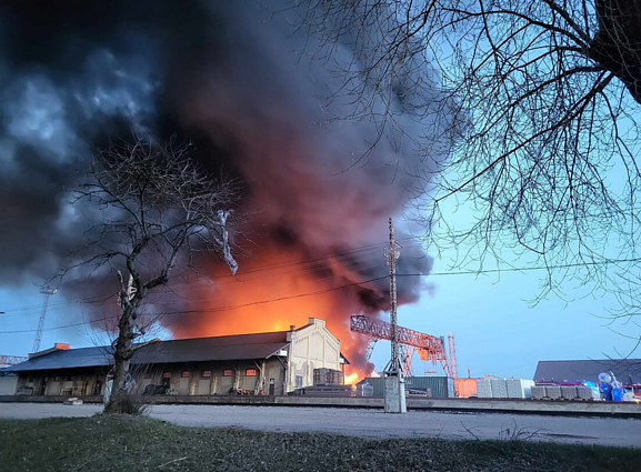 Sostinės Panerių g. dega automobilių laužynas, gaisrą gesina 8 autocisternos