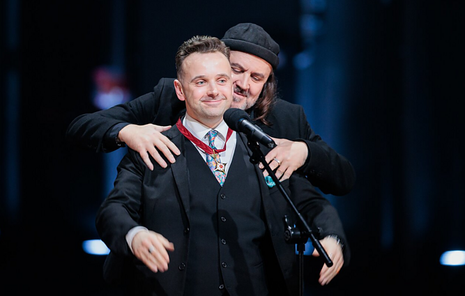 Klaipėdos dramos teatre įteikti „Auksiniai scenos kryžiai“: daugiausia apdovanojimų pelnė šio teatro spektakliai