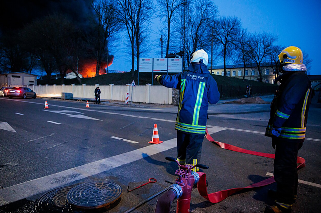 Likviduotas gaisras automobilių sąvartyne Vilniuje: naktį dirbo apie 60 ugniagesių
