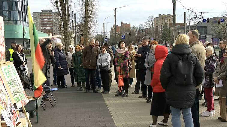 Keliasdešimt Kauno rajono gyventojų protestuoja prieš verslininkų planus Pakarklės miške: nepritaria karjerui