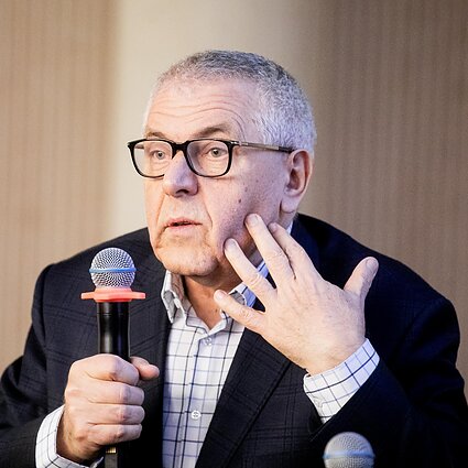 Ryto allegro. Kultūros atašė: neabejoju, kad po Eidrigevičiaus parodos atidarymo Poltavoje Stasys sulauks kvietimo sukurti ir ukrainiečiams