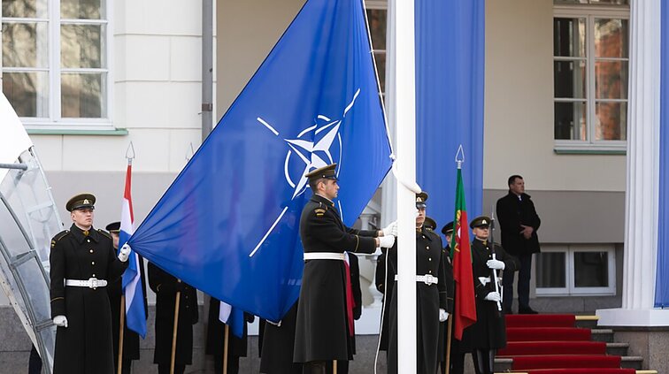 Lemtingą skambutį prieš 20 metų prisiminusi KAM atstovė: pirmąkart kylant NATO vėliavai bėgo ašaros