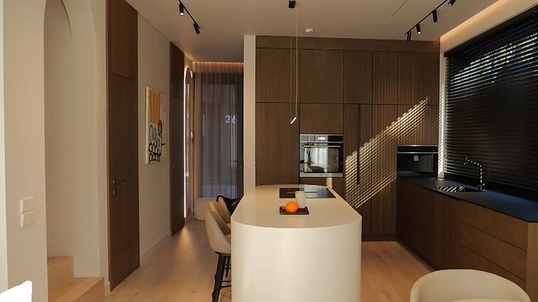 Namai su išskirtiniais apšvietimo scenarijais: interjero nuotaiką pasufleravo už lango esantis pušynas