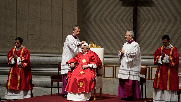 Vatikano teigimu, popiežius atšaukė dalyvavimą Kryžiaus kelio ceremonijoje, nes taupo sveikatą Velykoms