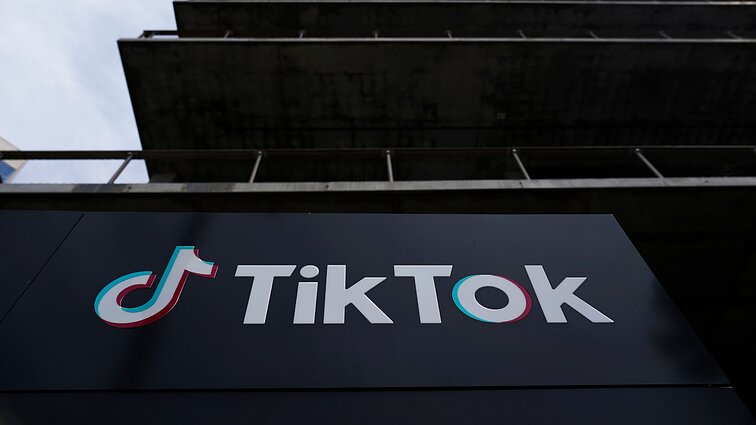 Svarstymai dėl „TikTok“ ateities: balsavimas JAV gali lemti programėlės perspektyvą Vakaruose