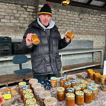 Medumi prekiaujančio bitininko Pranciškaus gyvenimas driekiasi tarp Šilutės ir Niujorko: Šilutėje reikia pastatyti didelį kazino