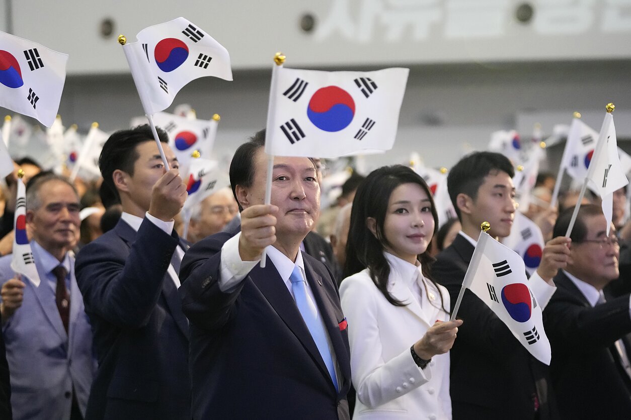 Pietų Korėjos prezidentas Yoon Suk Yeolas ir pirmoji ponia Kim Keon Hee Pietų Korėjos prezidentas Yoon Suk Yeolas ir pirmoji ponia Kim Keon Hee