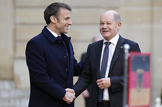 Emmanuelis Macronas ir Olafas Scholzas vasario 26 d. Paryžiuje surengtoje konferencijoje