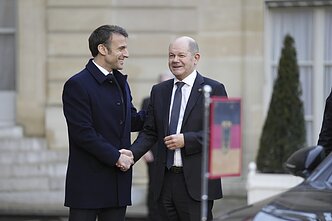 Emmanuelis Macronas ir Olafas Scholzas vasario 26 d. Paryžiuje surengtoje konferencijoje