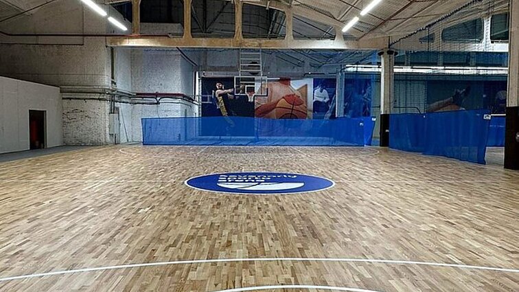 Alytaus sporto arenos išlūžusios grindys baido renginių organizatorius: jaučia gėdą net prieš mažesnes lygas