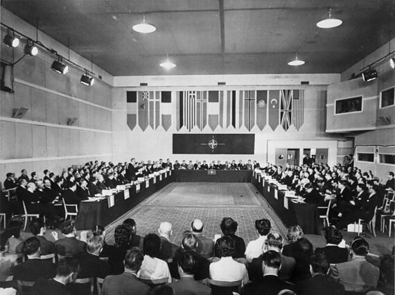 Niemcy Zachodnie przystąpiły do NATO w 1955 r., co doprowadziło do powstania konkurencyjnego Układu Warszawskiego podczas zimnej wojny.