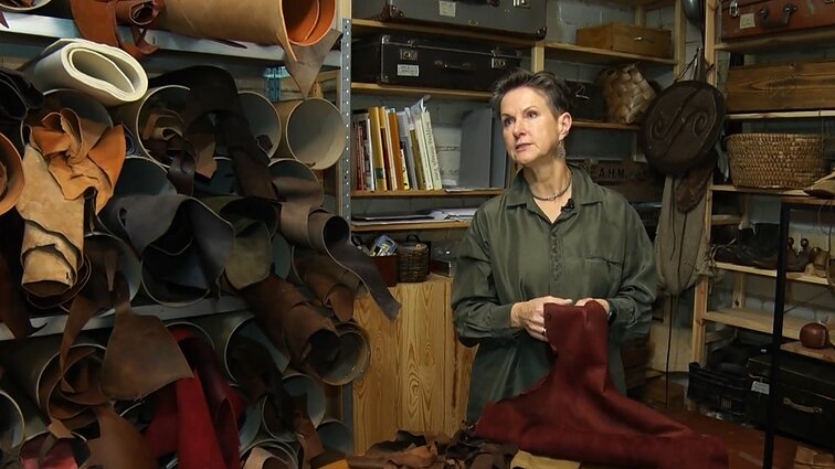 Kernavėje gyvenanti Dalia atkuria viduramžių avalynę: laiko pasisiūti batų sau vis nesuranda