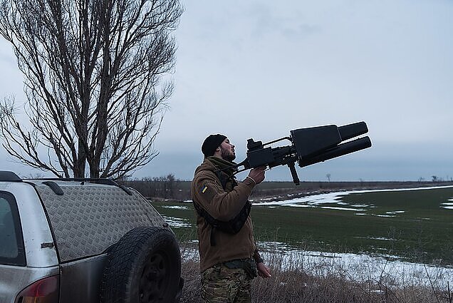Ukraina skelbia pietinėse teritorijose numušusi trylika Rusijos paleistų dronų