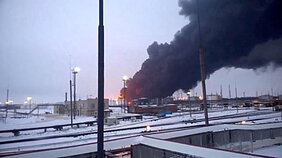 Пожар на нефтеперерабатывающем предприятии в Рязани после атаки украинского дрона Пожар на нефтеперерабатывающем предприятии в Рязани после атаки украинского дрона