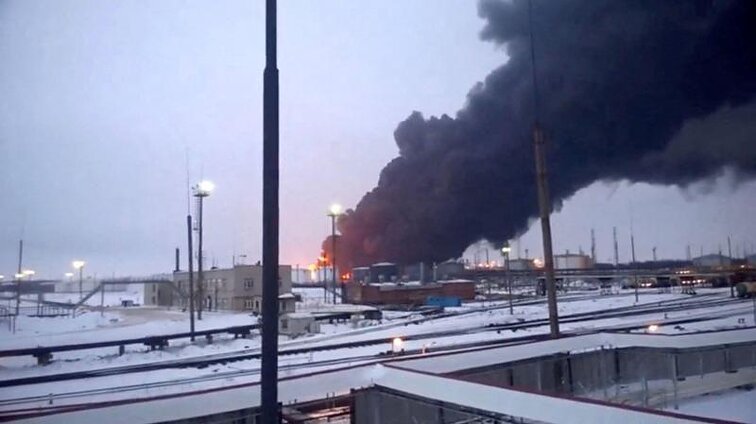 Пожар на нефтеперерабатывающем предприятии в Рязани после атаки украинского дрона Пожар на нефтеперерабатывающем предприятии в Рязани после атаки украинского дрона