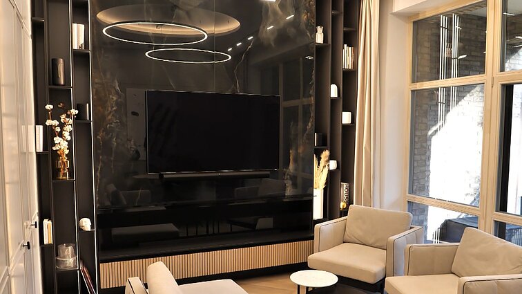 Skirtingos erdvės ir kintančios nuotaikos: interjero gudrybės kotedže kurtos Saulės užtemimo tema