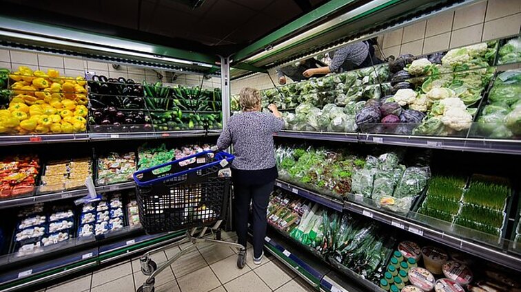 Prekės pigo, bet paslaugų kainos šoktelėjo į viršų: pasak ekonomistės, ši tendencija išliks