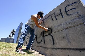 Valoma siena po protestų dėl abortų; Arizona