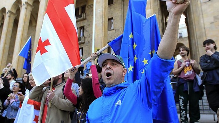 Sakartvele – tūkstantinės minios protestas prieš „užsienio agentų“ įstatymą