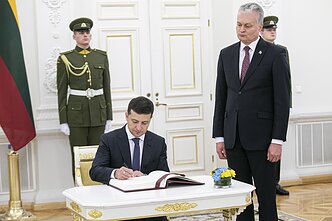 Volodymyras Zelenskis ir Gitanas Nausėda Vilniuje 2019 metais Volodymyras Zelenskis ir Gitanas Nausėda Vilniuje 2019 metais