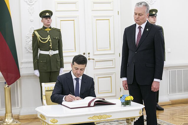 Volodymyras Zelenskis ir Gitanas Nausėda Vilniuje 2019 metais Volodymyras Zelenskis ir Gitanas Nausėda Vilniuje 2019 metais