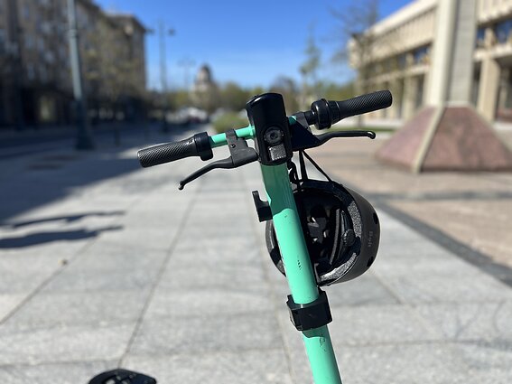 Dalis „Bolt“ elektrinių paspirtukų Vilniuje pasidabino šalmais Dalis „Bolt“ elektrinių paspirtukų Vilniuje pasidabino šalmais