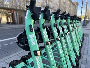 Dalis „Bolt“ elektrinių paspirtukų Vilniuje pasidabino šalmais Dalis „Bolt“ elektrinių paspirtukų Vilniuje pasidabino šalmais