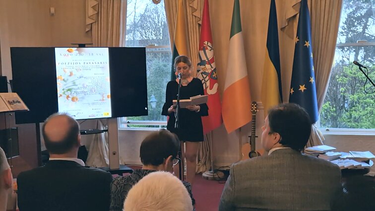 Dubline atsivėrė lietuviško meno oazė: Airijos lietuviai susirinko ir paklausyti, ir paskaityti savo eilių