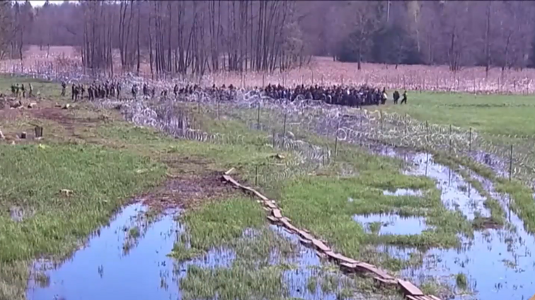 Didžiulė migrantų grupė iš Baltarusijos agresyviomis priemonėmis bandė patekti į Lenkiją