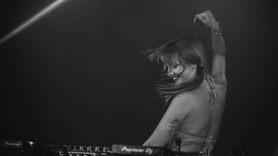 „Måneskin“ bosistė Victoria De Angelis surengė vakarėlį Vilniuje