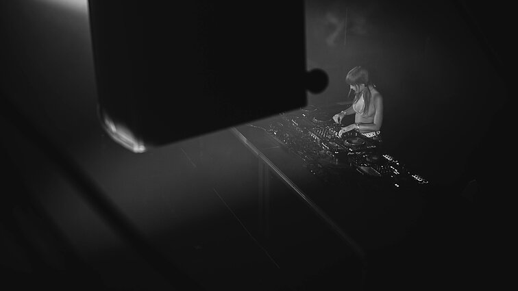 „Måneskin“ bosistė Victoria De Angelis surengė vakarėlį Vilniuje