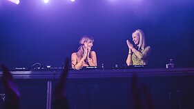 „Måneskin“ bosistė Victoria De Angelis ir lietuvių didžėja Paipce