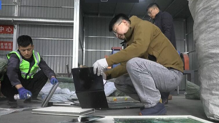 Įmonė Kinijoje renka sugriuvusių santuokų nuotraukas: perdirba į elektrą