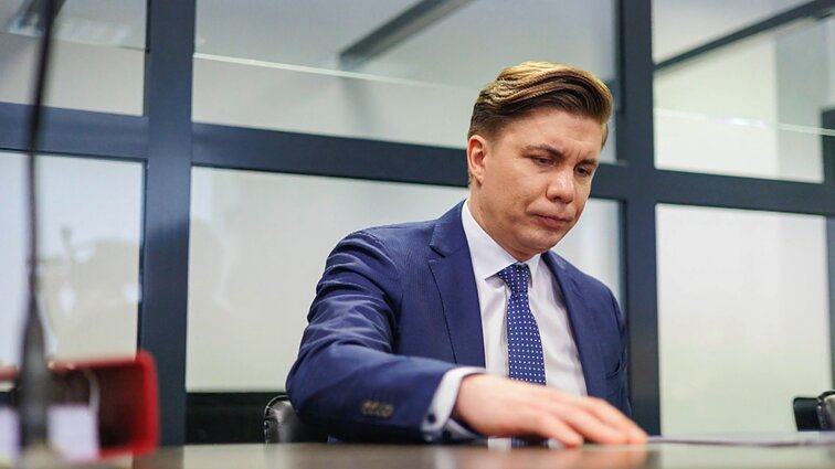 Dviračio žinios. Turtingiausias kandidatas Vėgėlė, telefoninė socialdemokratų teisė bei komendantūros Lietuvoje