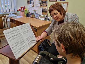 E. Rodžienė akordeono paslapčių vaikus moko jau keturis dešimtmečius. E. Rodžienė akordeono paslapčių vaikus moko jau keturis dešimtmečius.