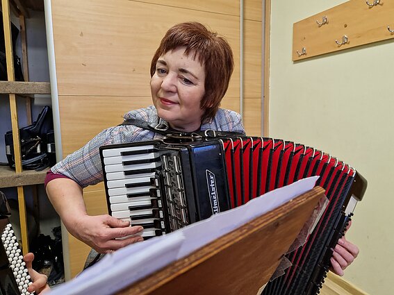 E. Rodžienė akordeono paslapčių vaikus moko jau keturis dešimtmečius. E. Rodžienė akordeono paslapčių vaikus moko jau keturis dešimtmečius.
