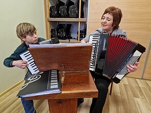E. Rodžienė akordeono paslapčių vaikus moko jau keturis dešimtmečius. E. Rodžienė akordeono paslapčių vaikus moko jau keturis dešimtmečius.