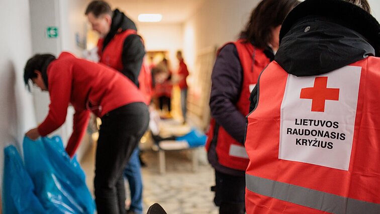 Nuo sudegusių namų iki prašymų pavedžioti šunį: humanitarinės pagalbos linijai – pusmetis