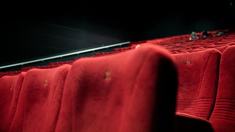 Džeimso Bondo priešistorė ir filmas visai šeimai: nuo niūraus oro pasislėpkite kino teatre