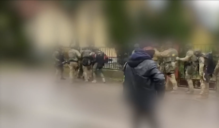 Lenkijos policija skelbia kadrus, kaip sulaikė įtariamus Leonido Volkovo užpuolikus