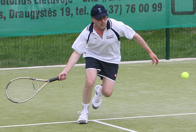 Gediminas Kirkilas tarptautiniame senjorų teniso turnyre Šarūno Marčiulionio sodyboje šalia Asvejos ežero, 2006 m.