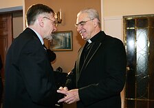 Gediminas Kirkilas Vilniaus arkivyskupijos kurijoje pasveikino Vilniaus arkivyskupą metropolitą kardinolą Audrių Juozą Bačkį 70-ojo jubiliejaus proga. 2007 m.