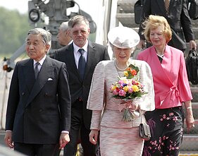 Japonijos imperatorių Akihito su žmona Michiko Vilniaus oro uoste sutinka Gediminas Kirkilas su žmona Liudmila, 2007 m.