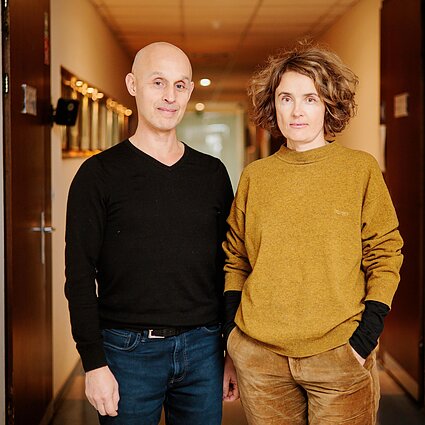 Svarbu atpažinti, kada tėvai rūpinasi, o kada lenda į jūsų santykius. Pokalbis su porų psichoterapeutais Vilija Girgžde ir Viktoru Keturakiu