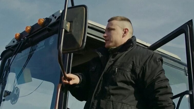 Ukrainos kariuomenės reklama kviečia traktorių išmainyti į tanką